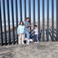 Aqui  Misha con los tios que estaban de visita en el famoso cerco que divide Estados Unidos de Mexico En playas de Tijuana